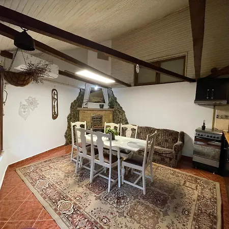 Nyaraló Ada-ini House *